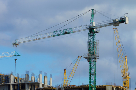 擎天臂影映蒼穹——建筑起重機(jī)與藍(lán)天的工程詩篇